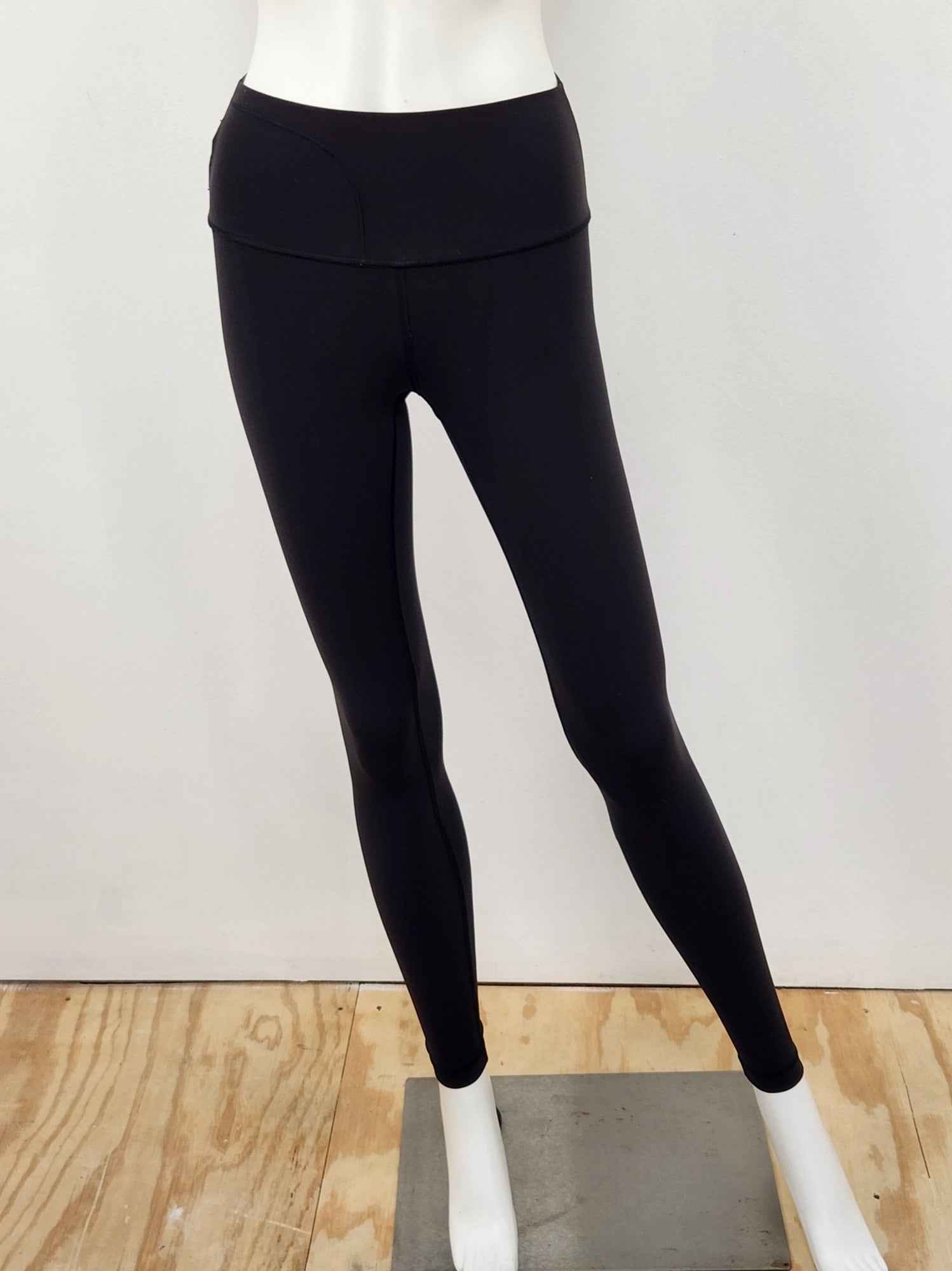 Mid Rise Leggings Size 4 lesfilsconsignment