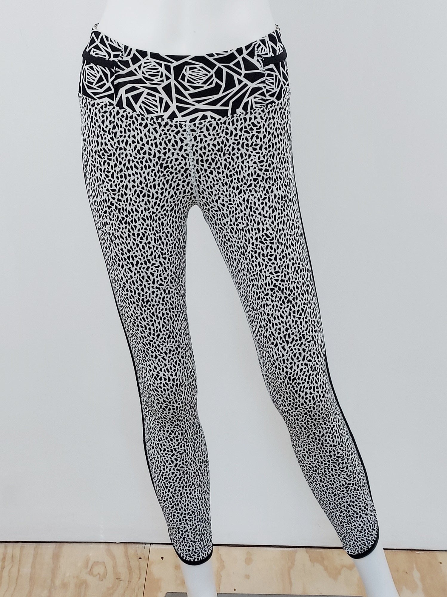 BLACK PATTERNED LULULEMON selling LEGGINGS SIZE 4